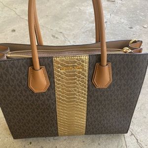 AUTHENTIC MK PURSE! Selling for my mommy!